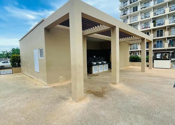 J&j Mactan Ps4, Netflix, Pool & Paid Parking Apartment *